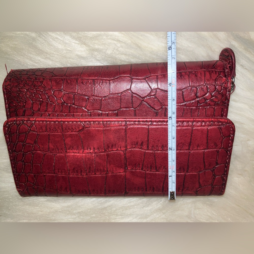 Crocodile-Embossed Red Women's Clutch - Picture 4 of 17